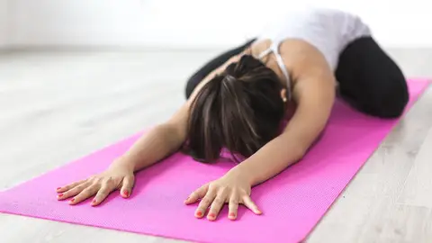 mujer haciendo yoga mujer haciendo yoga