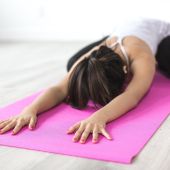 mujer haciendo yoga