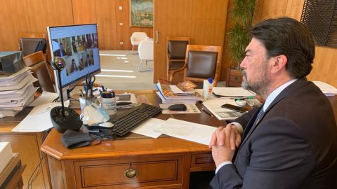 Luis Barcala durante la reuni&oacute;n por v&iacute;a telem&aacute;tica