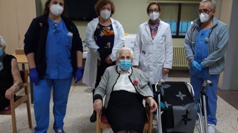 Magdalena Acosta ha sido la primera en recibir la segunda dosis de la vacuna Magdalena Acosta ha sido la primera en recibir la segunda dosis de la vacuna