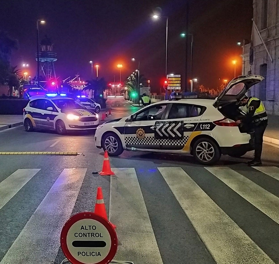 Sancionadas 18 personas y disueltas dos fiestas en viviendas la pasada noche en Alicante Sancionadas 18 personas y disueltas dos fiestas en viviendas la pasada noche en Alicante