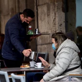 Una mujer toma un café en una terraza en Vigo Una mujer toma un café en una terraza en Vigo