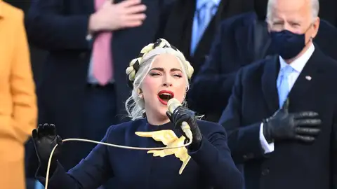 Lady Gaga interpreta el himno de Estados Unidos durante la toma de posesión del presidente Joe Biden Lady Gaga interpreta el himno de Estados Unidos durante la toma de posesión del presidente Joe Biden