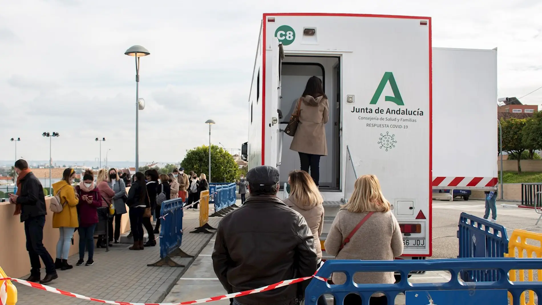 Ciudadanos de Andalucía esperan la cola para realizar un test anticovid