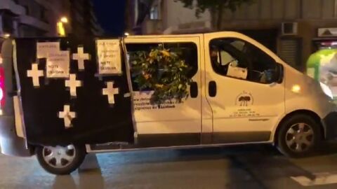 Los hosteleros de Elche se movilizan en caravana para exigir ayudas ágiles y en cuantía suficiente 