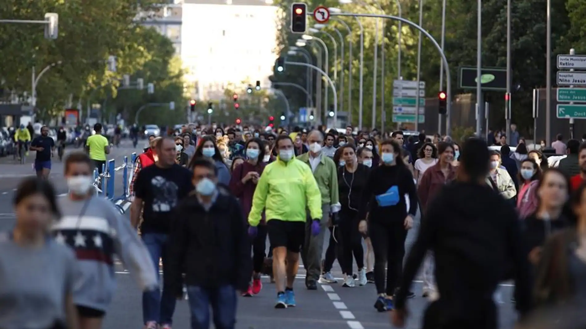 Gente paseando por Madrid con mascarilla