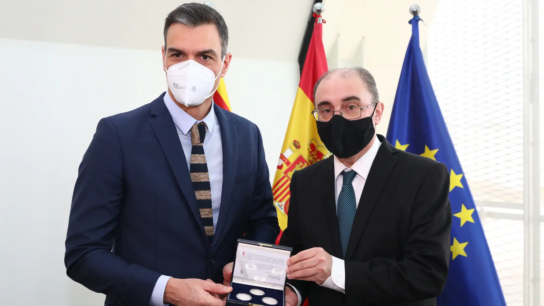 Javier Lambán le ha regalado a Pedro Sánchez una moneda conmemorativa de Goya