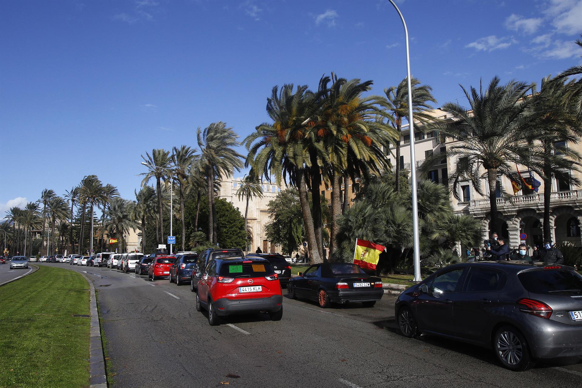 Más de 800 vehículos han participado en la manifestación motorizada de la hostelería que ha recorrido las calles de Palma, según la Delegación de Gobierno Más de 800 vehículos han participado en la manifestación motorizada de la hostelería que ha recorrido las calles de Palma, según la Delegación de Gobierno