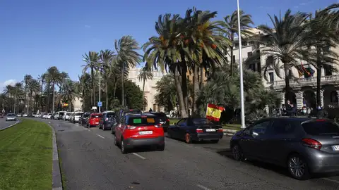 Más de 800 vehículos han participado en la manifestación motorizada de la hostelería que ha recorrido las calles de Palma, según la Delegación de Gobierno Más de 800 vehículos han participado en la manifestación motorizada de la hostelería que ha recorrido las calles de Palma, según la Delegación de Gobierno