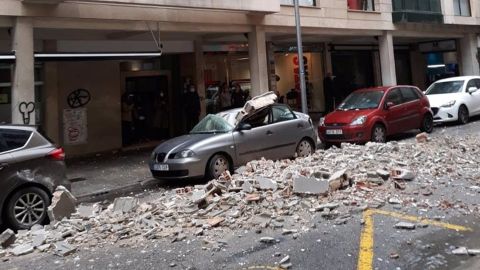 El viento provocado por la borrasca &quot;Hortense&quot; ha causado el derrumbre de parte de la fachada de un edificio de la calle Pere Dezcallar i Net de Palma