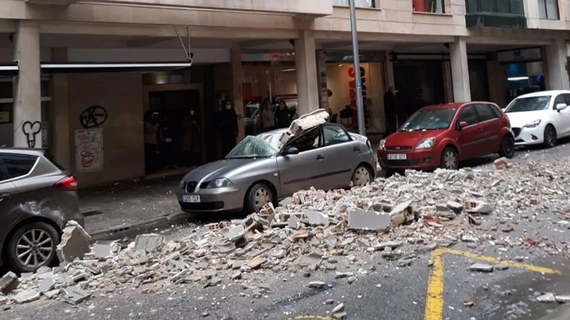 El viento provocado por la borrasca "Hortense" ha causado el derrumbre de parte de la fachada de un edificio de la calle Pere Dezcallar i Net de Palma
