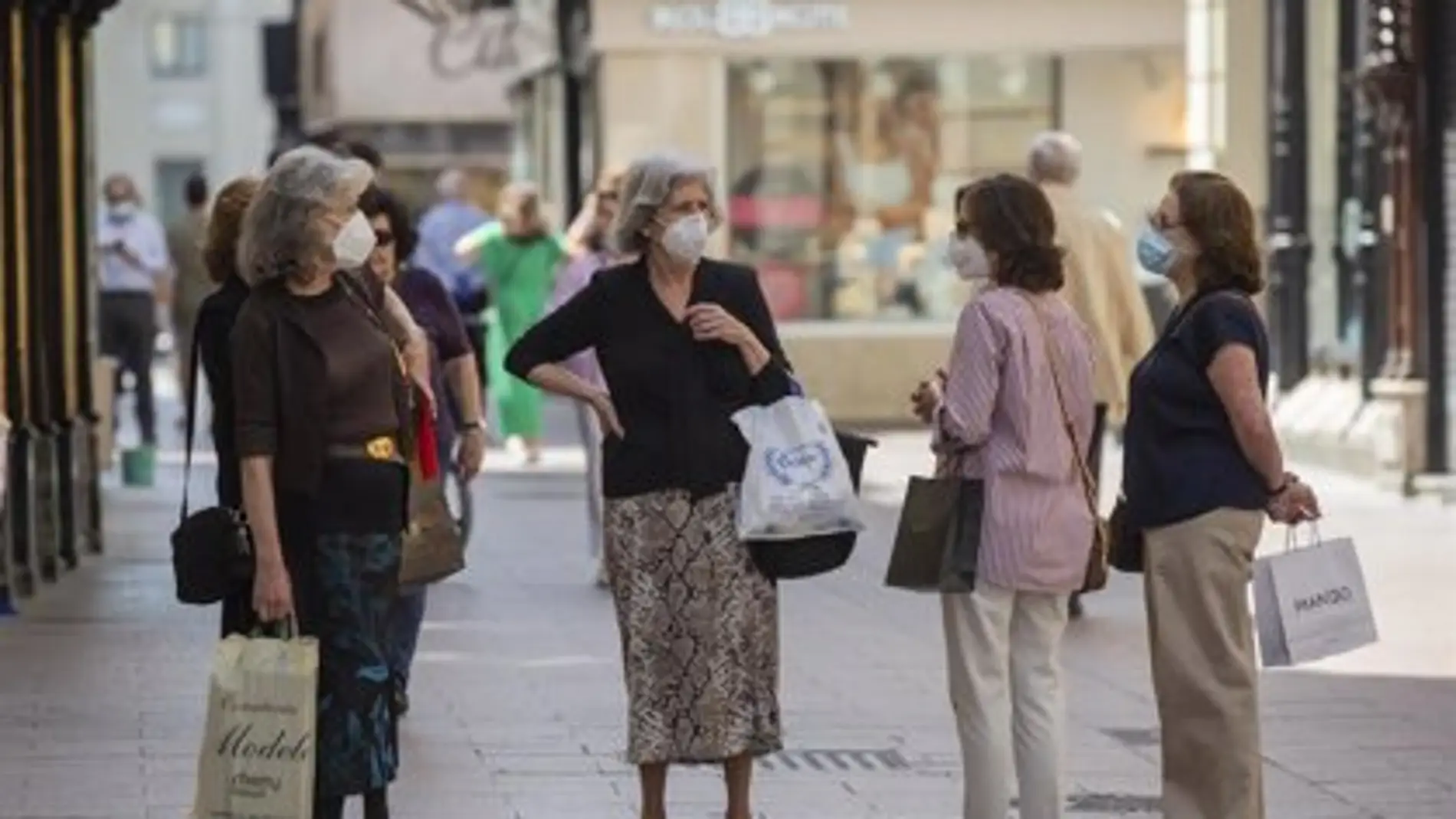 Mujeres con mascarillas en el centro de Sevilla