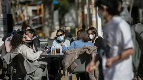 Cuatro personas en la terraza de un bar en Sevilla Medidas coronavirus