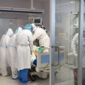 Sanitarios atienden a un paciente covid