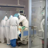 Sanitarios atienden a un paciente covid Sanitarios atienden a un paciente covid