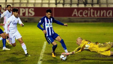 aEl ilicitano Primi Férriz y el portero José Juan, en el partido de Copa del Rey entre Alcoyano y Real Madrid. aEl ilicitano Primi Férriz y el portero José Juan, en el partido de Copa del Rey entre Alcoyano y Real Madrid.