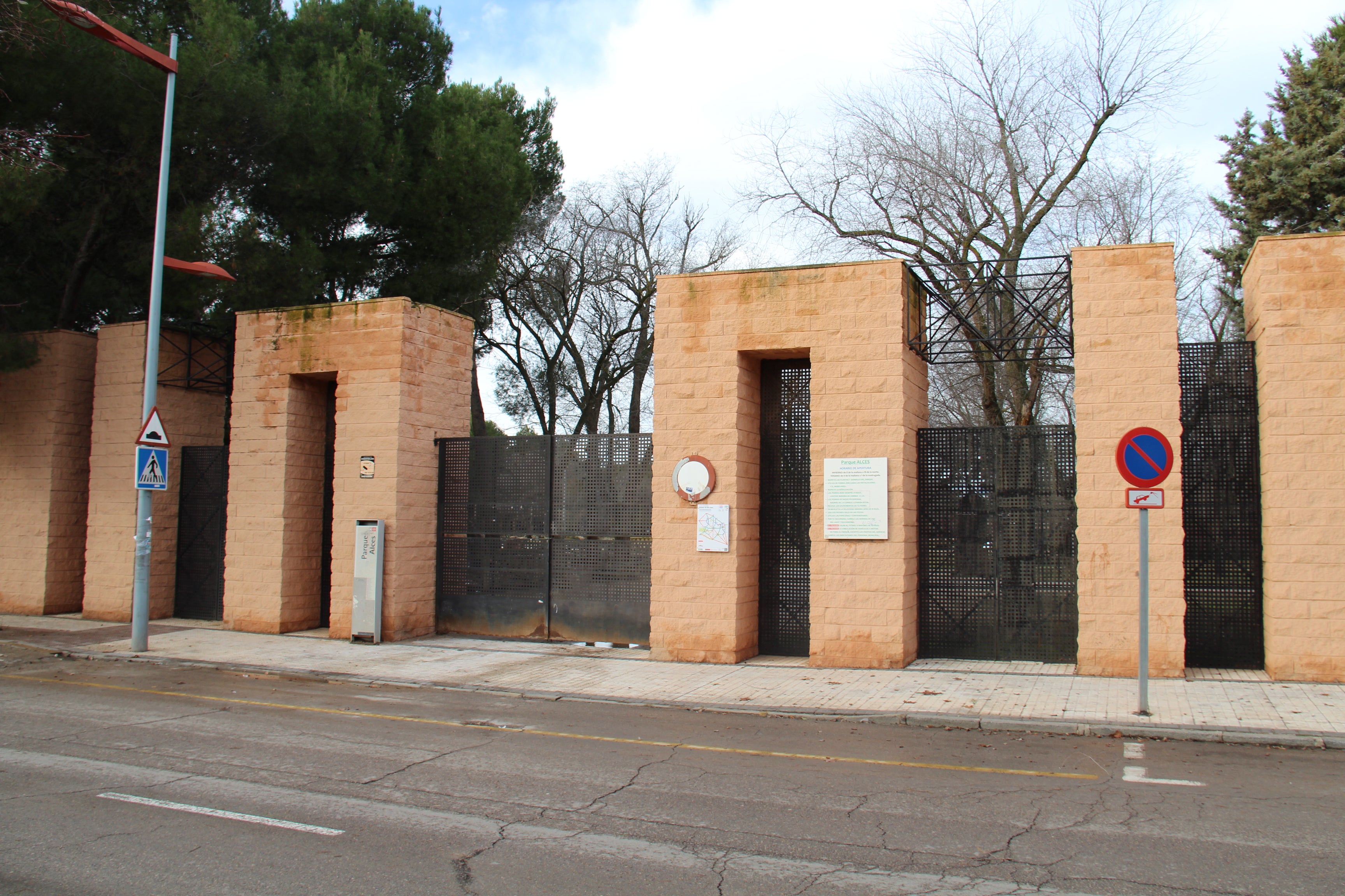 Alcázar cierra los parques para evitar accidentes con los fuertes vientos Alcázar cierra los parques para evitar accidentes con los fuertes vientos