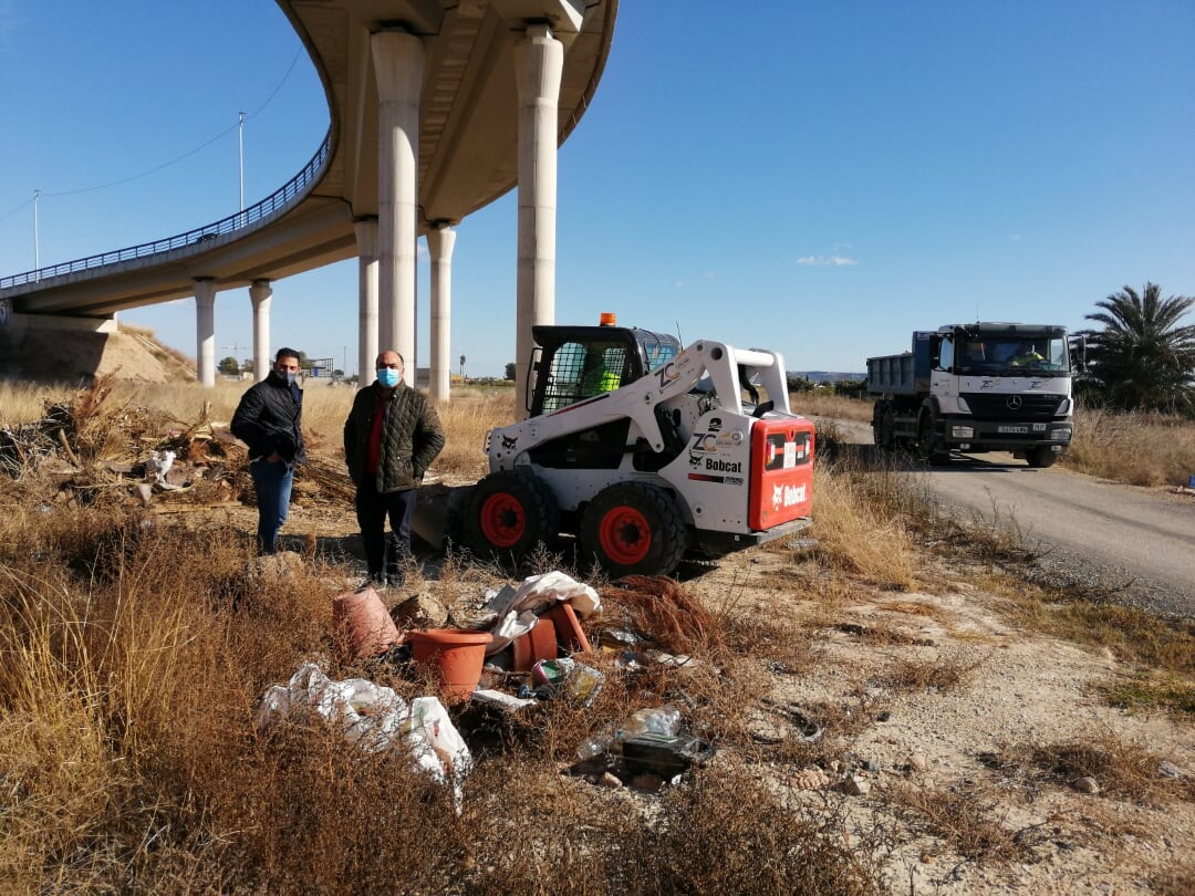 Estas escombreras suponen un gran impacto medioambiental y visual en un entorno tan fabuloso como el de nuestra huerta Estas escombreras suponen un gran impacto medioambiental y visual en un entorno tan fabuloso como el de nuestra huerta