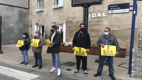 Hosteleros de Xinzo, protestando por las medidas Hosteleros de Xinzo, protestando por las medidas