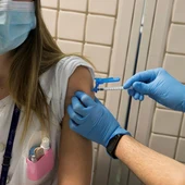 Una sanitaria recibe una dosis de la vacuna Una sanitaria recibe una dosis de la vacuna