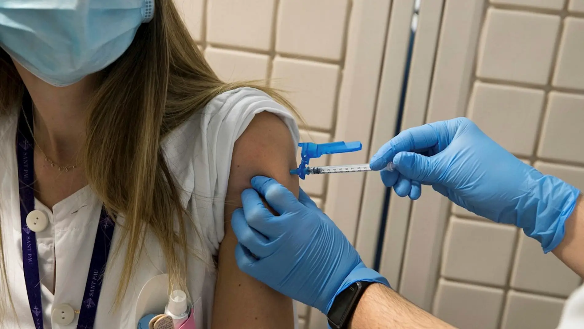 Una sanitaria recibe una dosis de la vacuna