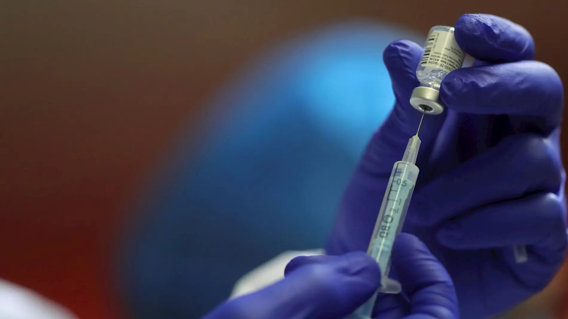 Un sanitario prepara la dosis de la vacuna contra la covid-19