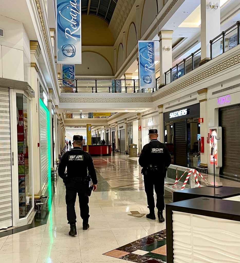 La Policía Local impone la primera denuncia por utilizar los juegos infantiles cerrados La Policía Local impone la primera denuncia por utilizar los juegos infantiles cerrados