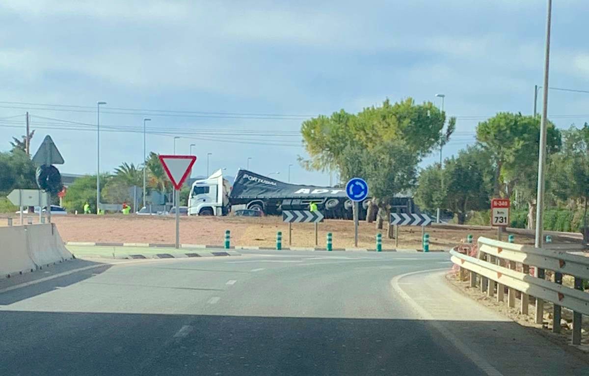 Las fuertes rachas de viento provocan la caída de un tráiler a la altura de IFA Las fuertes rachas de viento provocan la caída de un tráiler a la altura de IFA