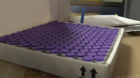 La UE advierte a las farmacéuticas que respeten los contratos tras la ralentización de las vacunas contra el coronavirus La UE advierte a las farmacéuticas que respeten los contratos tras la ralentización de las vacunas contra el coronavirus