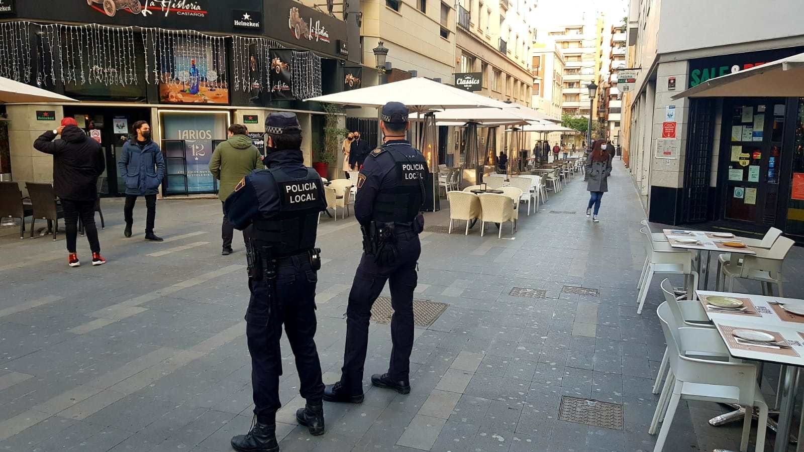 La Policía Local impone 83 denuncias por desobediencia y disuelve cinco fiestas en viviendas La Policía Local impone 83 denuncias por desobediencia y disuelve cinco fiestas en viviendas