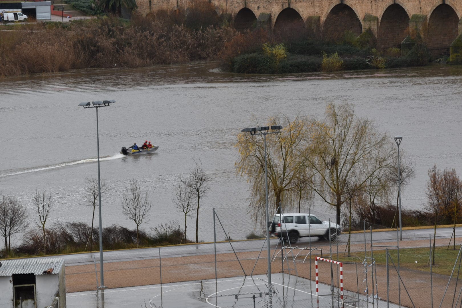 Dos fallecidos y una persona desaparecido en un vuelco de una barca de la Confederación Hidrográfica del Guadiana en Badajoz. Dos fallecidos y una persona desaparecido en un vuelco de una barca de la Confederación Hidrográfica del Guadiana en Badajoz.
