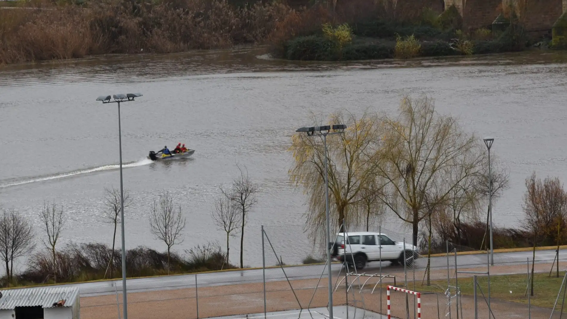 Dos fallecidos y una persona desaparecido en un vuelco de una barca de la Confederación Hidrográfica del Guadiana en Badajoz.