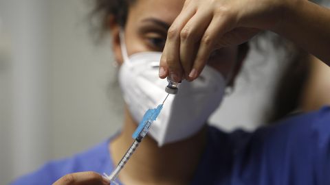 Una sanitaria preparara una dosis de la vacuna contra la covid-19. Una sanitaria preparara una dosis de la vacuna contra la covid-19.