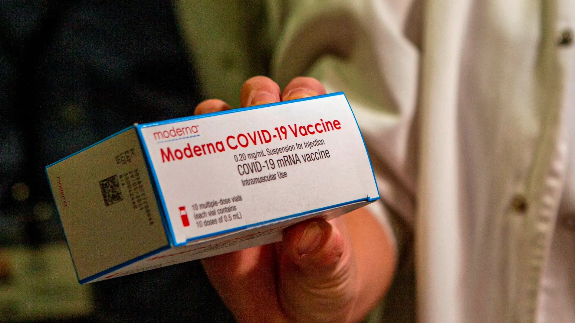 Vista una dosis de la vacuna de la farmacéutica Moderna.