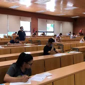 Alumnos haciendo un examen de la EvAU del año pasado Alumnos haciendo un examen de la EvAU del año pasado