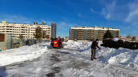 Voluntarios retiran nieve del temporal Voluntarios retiran nieve del temporal