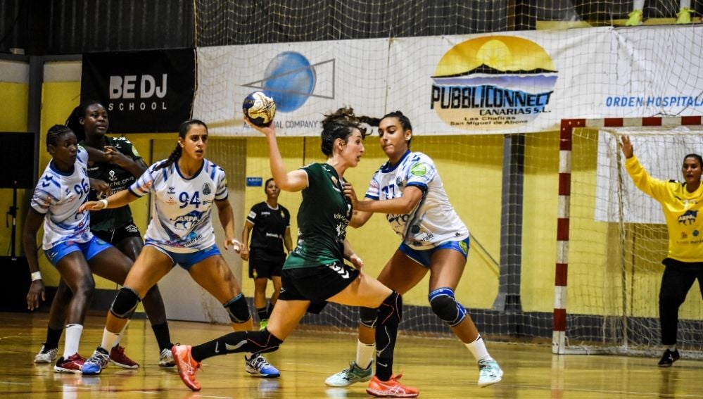 Ana Martínez y Lysa Tchapchet, en el partido de la primera vuelta de la Liga Guerreras Iberdrola entre el Club Balonmano Elche y el Balonmano Salud Tenerife.