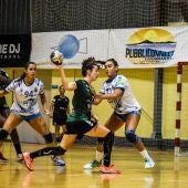 Ana Martínez y Lysa Tchapchet, en el partido de la primera vuelta de la Liga Guerreras Iberdrola entre el Club Balonmano Elche y el Balonmano Salud Tenerife.