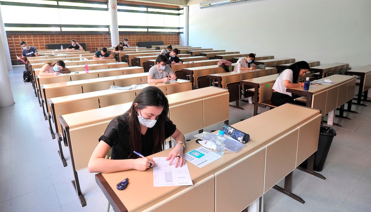 Un total de 6.641 estudiantes aragoneses se enfrentan desde hoy a las pruebas de la EVAU Un total de 6.641 estudiantes aragoneses se enfrentan desde hoy a las pruebas de la EVAU