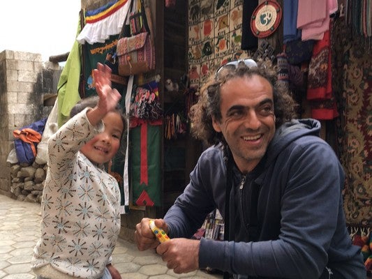 Carlos Pauner: "es duro no poder ir al Nepal a ver a los niños del orfanato" Carlos Pauner: "es duro no poder ir al Nepal a ver a los niños del orfanato"