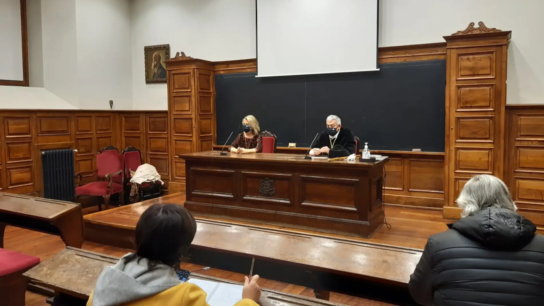 El Rector de la Universidad de Oviedo defiende los exámenes presenciales frente a "interferencias"