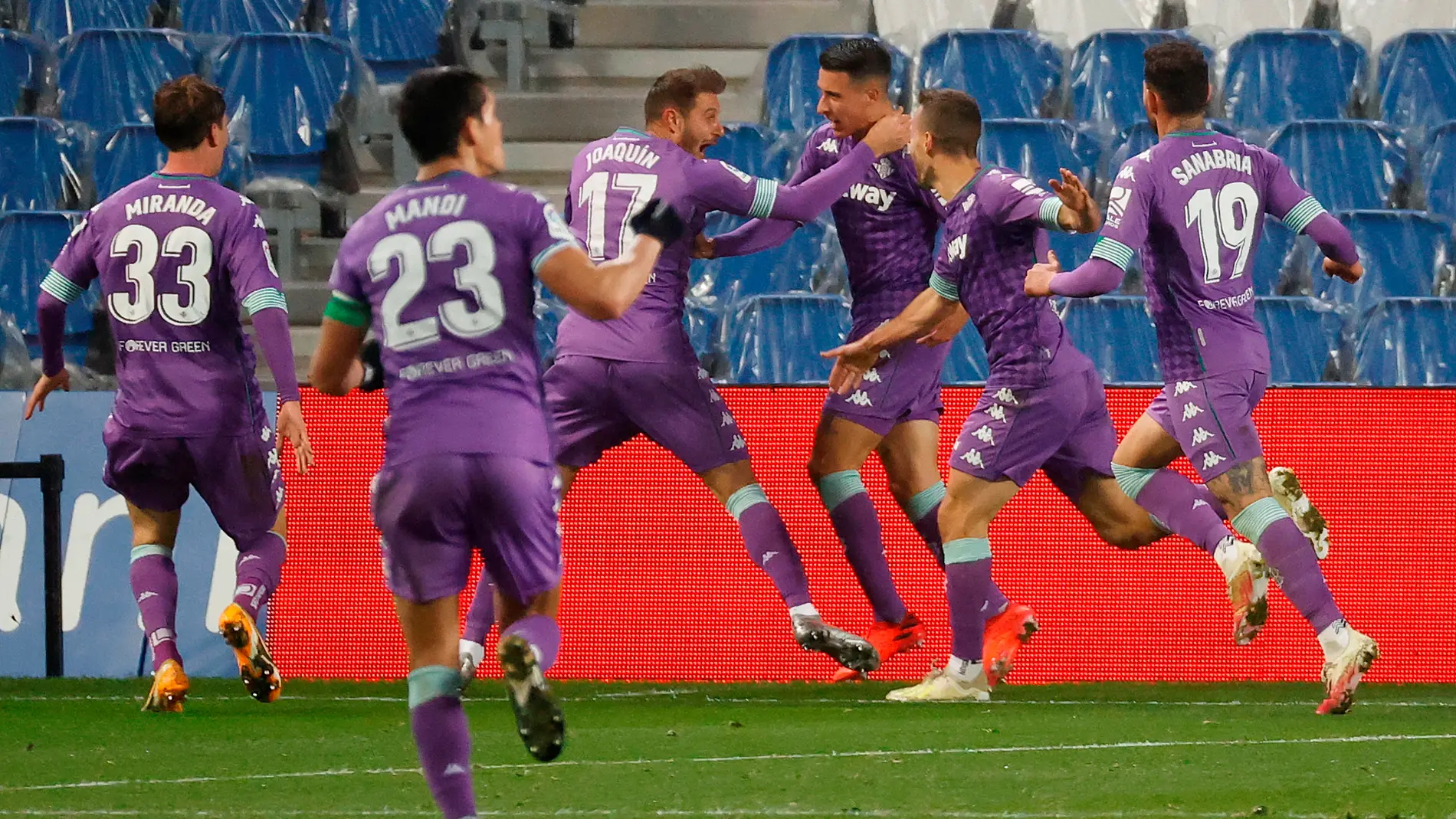 Joaquín celebra con sus compañeros su gol ante la Real Sociedad en Anoeta.