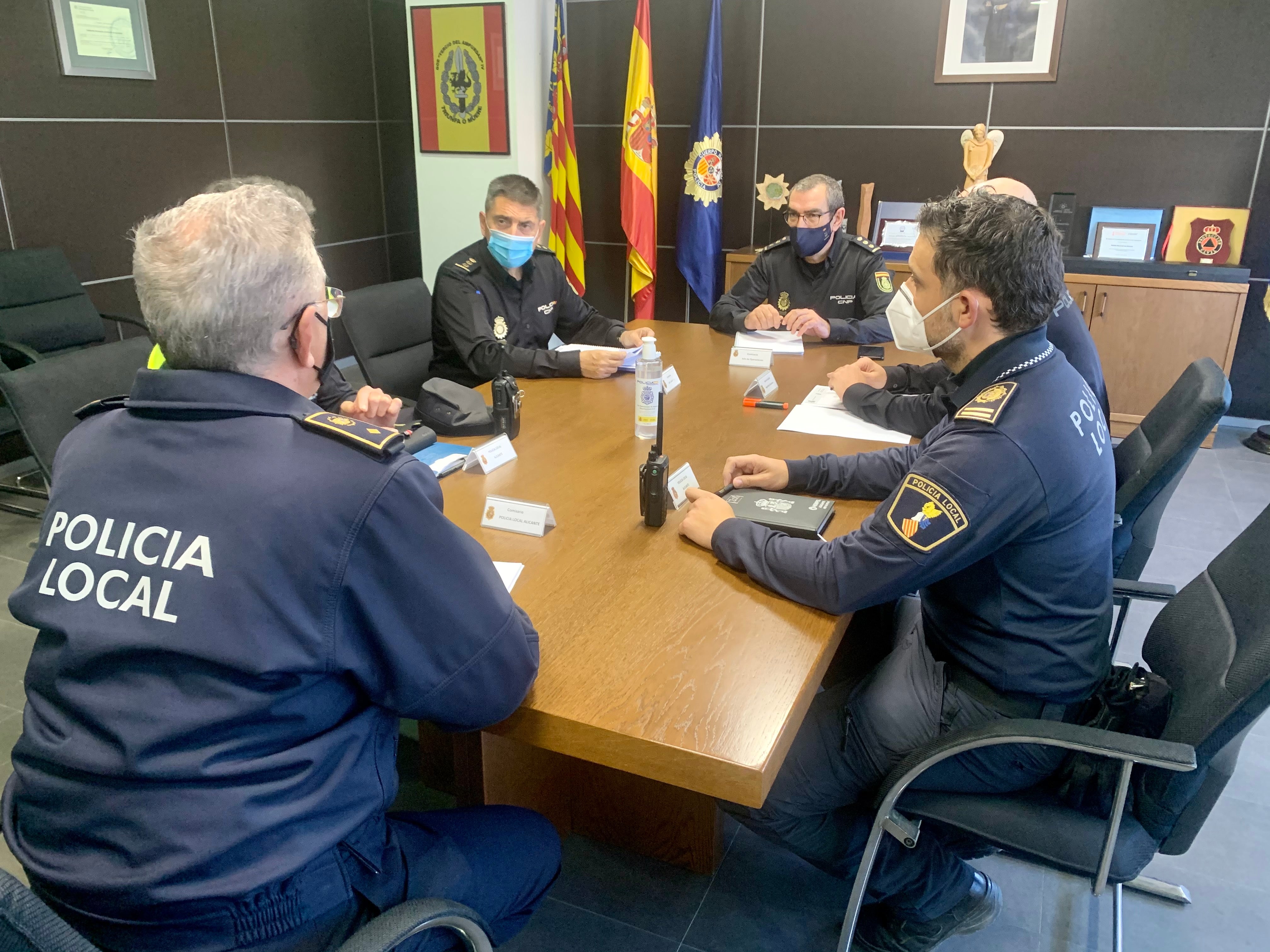 La Policía Nacional y Local se coordinan para garantizar el cierre perimetral de Alicante el fin de semana La Policía Nacional y Local se coordinan para garantizar el cierre perimetral de Alicante el fin de semana