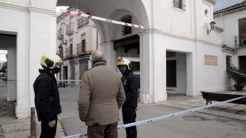 Bomberos de Granada revisan el Arco de Loja junto a t&eacute;cnicos del Ayuntamiento de Santa Fe tras el terremoto de magnitud 4,4 registrado este mediod&iacute;a en Santa Fe (Granada)