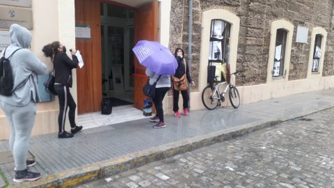 Protesta en la puerta del Ayuntamiento de C&aacute;diz
