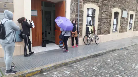 Protesta en la puerta del Ayuntamiento de Cádiz Protesta en la puerta del Ayuntamiento de Cádiz