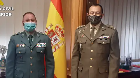 Antón Bernalte, a la derecha, junto al teniente coronel de la Guardia Civil de Cuenca, Fernando Montes Antón Bernalte, a la derecha, junto al teniente coronel de la Guardia Civil de Cuenca, Fernando Montes