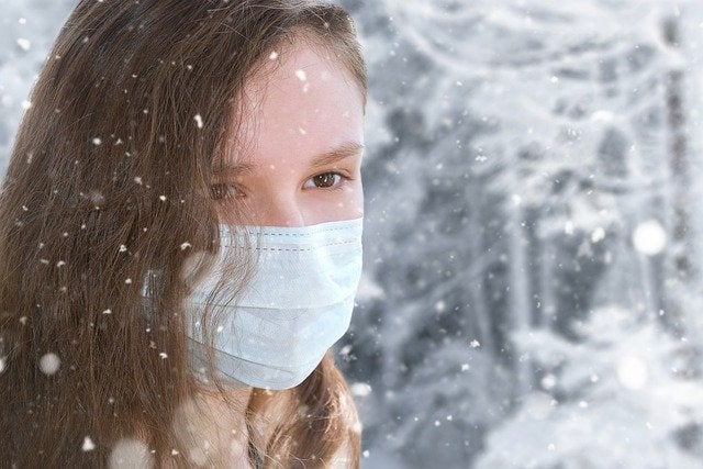 Los labios se resienten por el uso de la mascarilla y las bajas temperaturas Los labios se resienten por el uso de la mascarilla y las bajas temperaturas