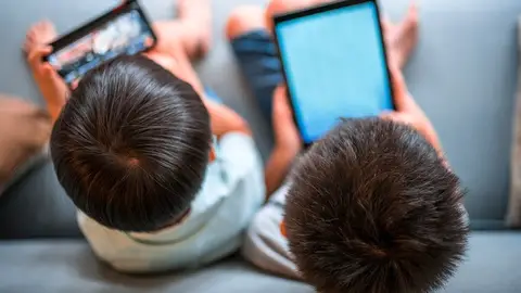 Niños de 10 a 12 años utilizan diariamente hasta tres dispositivos diferentes Niños de 10 a 12 años utilizan diariamente hasta tres dispositivos diferentes