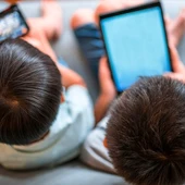 Niños de 10 a 12 años utilizan diariamente hasta tres dispositivos diferentes Niños de 10 a 12 años utilizan diariamente hasta tres dispositivos diferentes